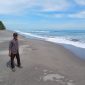 Mantan Keuchik Pante Paku, Murhaban memperlihatkan kondisi gelombang besar air laut membuat nelayan perahu tradisional tidak bisa melaut, Minggu (7/6) pagi.