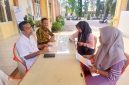 Kepala SMA Negeri 2 Bireuen, Hasan Basri, SPd.,MM dan Ketua Panitia SPMB Razi, SPd melayani warga berkonsultasi terkait pendaftaran siswa baru, Rabu (10/6) pagi