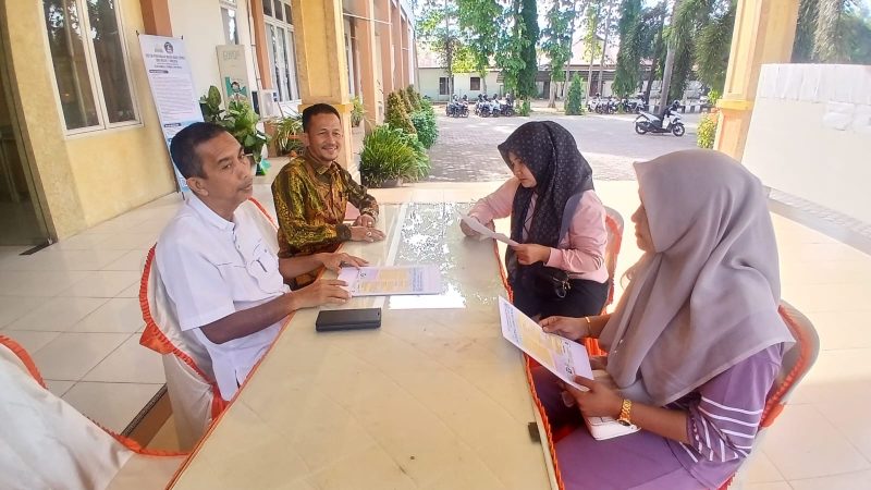 Kepala SMA Negeri 2 Bireuen, Hasan Basri, SPd.,MM dan Ketua Panitia SPMB Razi, SPd melayani warga berkonsultasi terkait pendaftaran siswa baru, Rabu (10/6) pagi
