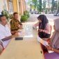Kepala SMA Negeri 2 Bireuen, Hasan Basri, SPd.,MM dan Ketua Panitia SPMB Razi, SPd melayani warga berkonsultasi terkait pendaftaran siswa baru, Rabu (10/6) pagi