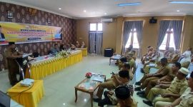 Asisten I, Mulyadi, SH.,MM membaca sambutan Sekda Ismunandar, ST.,MT, di Opprom Setdakab, Selasa (23/6) pagi.