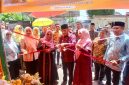 Wakil Bupati Bireuen, Ir H Razuardi, MT membuka kegiatan bazar UMKM yang dihalaman Pendopo Bupati setempat, Kamis (18/6) siang.