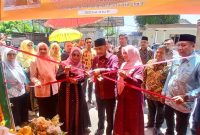 Wakil Bupati Bireuen, Ir H Razuardi, MT membuka kegiatan bazar UMKM yang dihalaman Pendopo Bupati setempat, Kamis (18/6) siang.