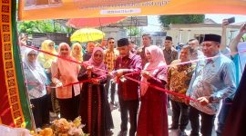 Wakil Bupati Bireuen, Ir H Razuardi, MT membuka kegiatan bazar UMKM yang dihalaman Pendopo Bupati setempat, Kamis (18/6) siang.