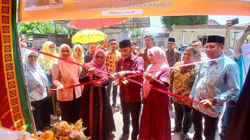 Wakil Bupati Bireuen, Ir H Razuardi, MT membuka kegiatan bazar UMKM yang dihalaman Pendopo Bupati setempat, Kamis (18/6) siang.