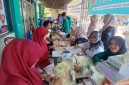 Petugas UPD RSUD dr Fauziah Bireuen melayani pendonor darah di kampus UNIKI, Rabu (24/6) pagi.