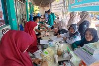 Petugas UPD RSUD dr Fauziah Bireuen melayani pendonor darah di kampus UNIKI, Rabu (24/6) pagi.