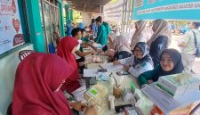 Petugas UPD RSUD dr Fauziah Bireuen melayani pendonor darah di kampus UNIKI, Rabu (24/6) pagi.