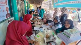 Petugas UPD RSUD dr Fauziah Bireuen melayani pendonor darah di kampus UNIKI, Rabu (24/6) pagi.