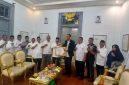 Bupati Bireuen, Ir H Mukhlis, ST menerima penghargaan yang diserahkan oleh Ketua Komisi Informasi Aceh (KIA) Provinsi Aceh, Junaidi, di Pendopo Bupati, Jumat (12/6) sore.
