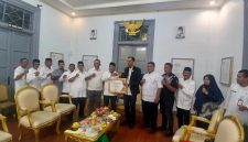 Bupati Bireuen, Ir H Mukhlis, ST menerima penghargaan yang diserahkan oleh Ketua Komisi Informasi Aceh (KIA) Provinsi Aceh, Junaidi, di Pendopo Bupati, Jumat (12/6) sore.