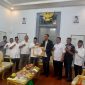 Bupati Bireuen, Ir H Mukhlis, ST menerima penghargaan yang diserahkan oleh Ketua Komisi Informasi Aceh (KIA) Provinsi Aceh, Junaidi, di Pendopo Bupati, Jumat (12/6) sore.