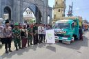 Camat Samalanga Muhammad Rizal, SE.,MM didampingi pejabat terkait dan panitia melepas peserta pawai taa'ruf muharram, Selasa (16/6) siang.