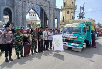 Camat Samalanga Muhammad Rizal, SE.,MM didampingi pejabat terkait dan panitia melepas peserta pawai taa'ruf muharram, Selasa (16/6) siang.