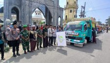 Camat Samalanga Muhammad Rizal, SE.,MM didampingi pejabat terkait dan panitia melepas peserta pawai taa'ruf muharram, Selasa (16/6) siang.