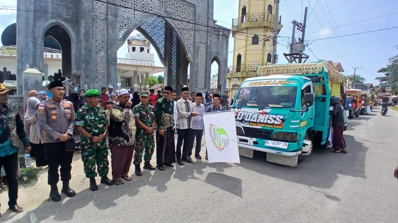 Camat Samalanga Muhammad Rizal, SE.,MM didampingi pejabat terkait dan panitia melepas peserta pawai taa'ruf muharram, Selasa (16/6) siang.