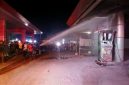 Petugas pemadam pos induk Kota Bireuen mendinginkan dispencer SPBU Reulet terbakar saat mengisi BBM Pertalite ke satu unit sepeda motor, Jumat (19/6) malam.