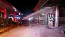 Petugas pemadam pos induk Kota Bireuen mendinginkan dispencer SPBU Reulet terbakar saat mengisi BBM Pertalite ke satu unit sepeda motor, Jumat (19/6) malam.