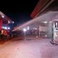 Petugas pemadam pos induk Kota Bireuen mendinginkan dispencer SPBU Reulet terbakar saat mengisi BBM Pertalite ke satu unit sepeda motor, Jumat (19/6) malam.