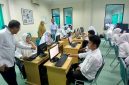 Rektor UNIKI Bireuen, Dr Zainuddin Iba, SE.,MSi memantau uji CAT calon mahasiswa baru, Selasa (2/6) pagi.