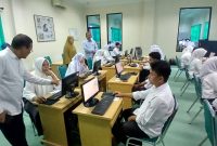 Rektor UNIKI Bireuen, Dr Zainuddin Iba, SE.,MSi memantau uji CAT calon mahasiswa baru, Selasa (2/6) pagi.