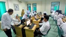 Rektor UNIKI Bireuen, Dr Zainuddin Iba, SE.,MSi memantau uji CAT calon mahasiswa baru, Selasa (2/6) pagi.