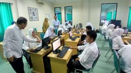 Rektor UNIKI Bireuen, Dr Zainuddin Iba, SE.,MSi memantau uji CAT calon mahasiswa baru, Selasa (2/6) pagi.
