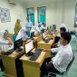Rektor UNIKI Bireuen, Dr Zainuddin Iba, SE.,MSi memantau uji CAT calon mahasiswa baru, Selasa (2/6) pagi.