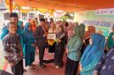 Bupati Bireuen, Ir H Mukhlis, ST didampingi Ketua TP-PKK Sadriah, SKM.,MKM serah hadiah kepada Posyandu terbaik, dihalaman Pendopo Bupati, Sabtu (20/6) pagi.