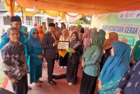 Bupati Bireuen, Ir H Mukhlis, ST didampingi Ketua TP-PKK Sadriah, SKM.,MKM serah hadiah kepada Posyandu terbaik, dihalaman Pendopo Bupati, Sabtu (20/6) pagi.