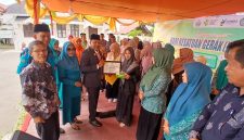 Bupati Bireuen, Ir H Mukhlis, ST didampingi Ketua TP-PKK Sadriah, SKM.,MKM serah hadiah kepada Posyandu terbaik, dihalaman Pendopo Bupati, Sabtu (20/6) pagi.