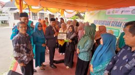 Bupati Bireuen, Ir H Mukhlis, ST didampingi Ketua TP-PKK Sadriah, SKM.,MKM serah hadiah kepada Posyandu terbaik, dihalaman Pendopo Bupati, Sabtu (20/6) pagi.