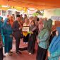 Bupati Bireuen, Ir H Mukhlis, ST didampingi Ketua TP-PKK Sadriah, SKM.,MKM serah hadiah kepada Posyandu terbaik, dihalaman Pendopo Bupati, Sabtu (20/6) pagi.