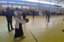 Ketua TP-PKK Bireuen, Sadriah, SKM.,MKM servis bola pertama saat membuka pertandingan voli antar kecamatan, di GOR Geulumpang Payong, Rabu (17/6) pagi.