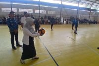 Ketua TP-PKK Bireuen, Sadriah, SKM.,MKM servis bola pertama saat membuka pertandingan voli antar kecamatan, di GOR Geulumpang Payong, Rabu (17/6) pagi.