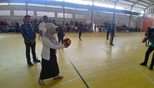 Ketua TP-PKK Bireuen, Sadriah, SKM.,MKM servis bola pertama saat membuka pertandingan voli antar kecamatan, di GOR Geulumpang Payong, Rabu (17/6) pagi.