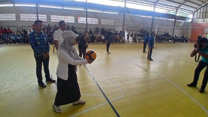 Ketua TP-PKK Bireuen, Sadriah, SKM.,MKM servis bola pertama saat membuka pertandingan voli antar kecamatan, di GOR Geulumpang Payong, Rabu (17/6) pagi.
