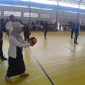 Ketua TP-PKK Bireuen, Sadriah, SKM.,MKM servis bola pertama saat membuka pertandingan voli antar kecamatan, di GOR Geulumpang Payong, Rabu (17/6) pagi.