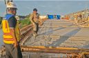Lantai jembatan duplikasi Krueng Tingkeum Kutablang arah Banda Aceh Sudah di cor, Rabu (24/6) sore.