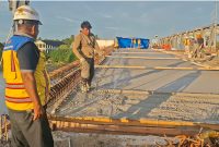 Lantai jembatan duplikasi Krueng Tingkeum Kutablang arah Banda Aceh Sudah di cor, Rabu (24/6) sore.