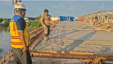 Lantai jembatan duplikasi Krueng Tingkeum Kutablang arah Banda Aceh Sudah di cor, Rabu (24/6) sore.