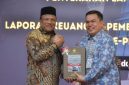 Bupati Ir H Mukhlis ST menerima LHP dari Kepala BPK RI Perwakilan Aceh, Andri Yogama