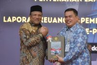 Bupati Ir H Mukhlis ST menerima LHP dari Kepala BPK RI Perwakilan Aceh, Andri Yogama