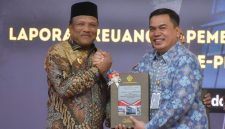 Bupati Ir H Mukhlis ST menerima LHP dari Kepala BPK RI Perwakilan Aceh, Andri Yogama