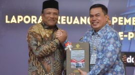 Bupati Ir H Mukhlis ST menerima LHP dari Kepala BPK RI Perwakilan Aceh, Andri Yogama