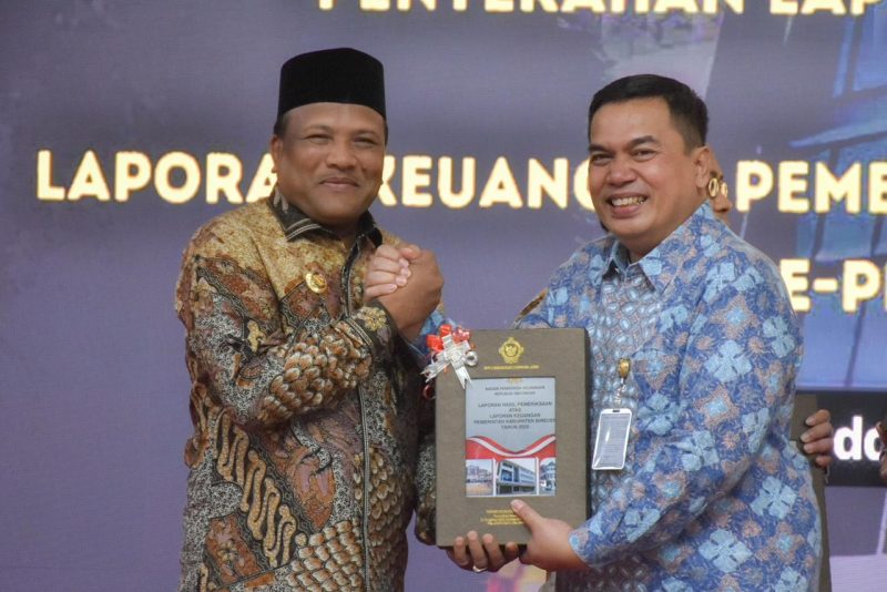 Bupati Ir H Mukhlis ST menerima LHP dari Kepala BPK RI Perwakilan Aceh, Andri Yogama