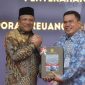 Bupati Ir H Mukhlis ST menerima LHP dari Kepala BPK RI Perwakilan Aceh, Andri Yogama
