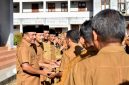 Bupati Ir H Mukhlis ST menyalami ASN usai apel gabungan, Selasa (2/6)