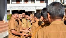 Bupati Ir H Mukhlis ST menyalami ASN usai apel gabungan, Selasa (2/6)