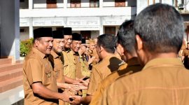 Bupati Ir H Mukhlis ST menyalami ASN usai apel gabungan, Selasa (2/6)
